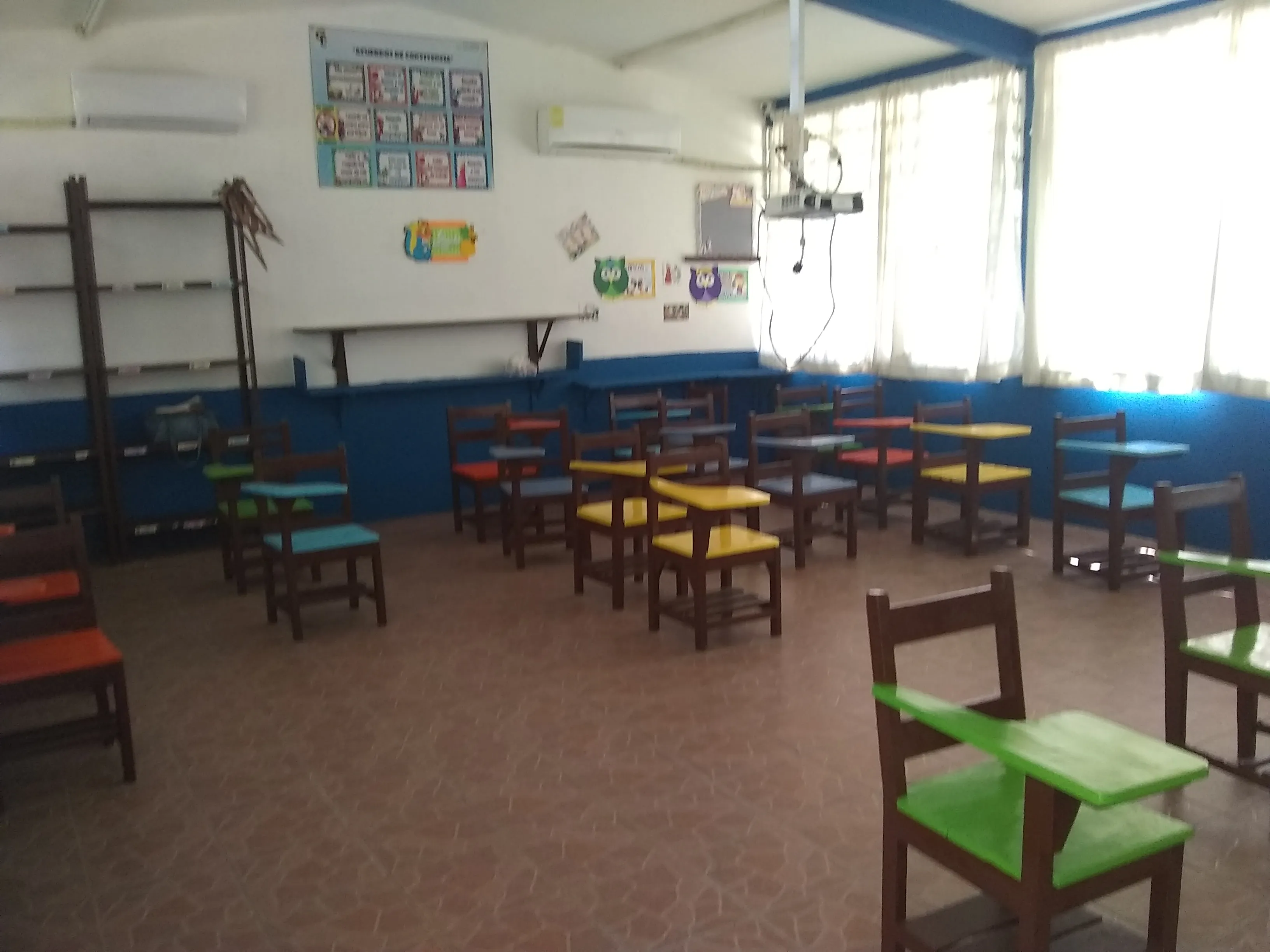Alumnos colaborando en equipo en el aula